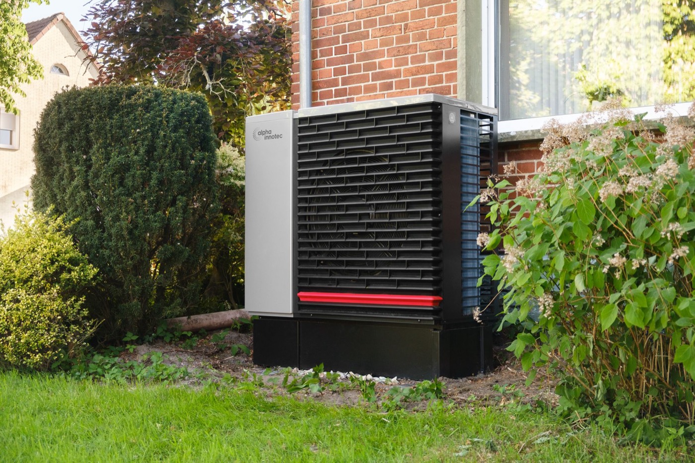 Pompa di calore installata nel giardino di una casa